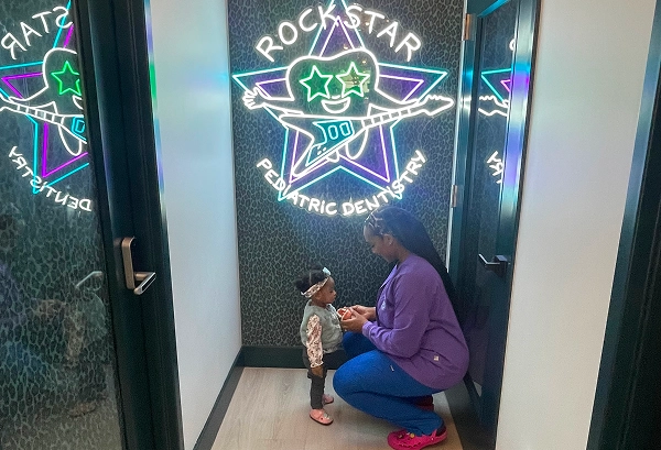 girlnearneonlight (1) 1